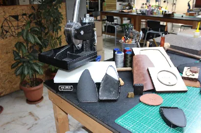 Döner kafa deri kesim presi